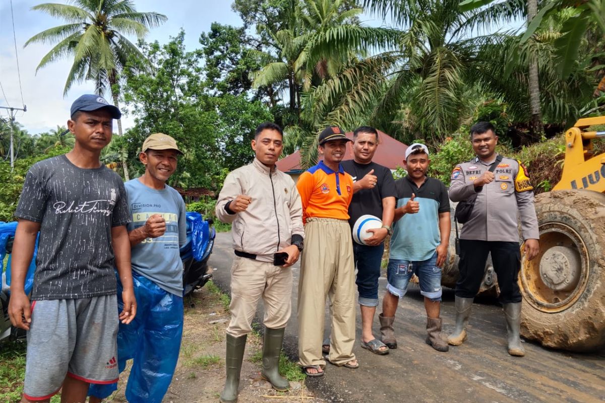 PT BSS kerahkan alat berat bersihkan longsor di Manggopoh, Agam