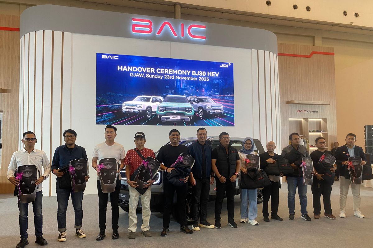 Mulai pengiriman, BAIC serah terima BJ30 hybrid ke 10 konsumen pertama