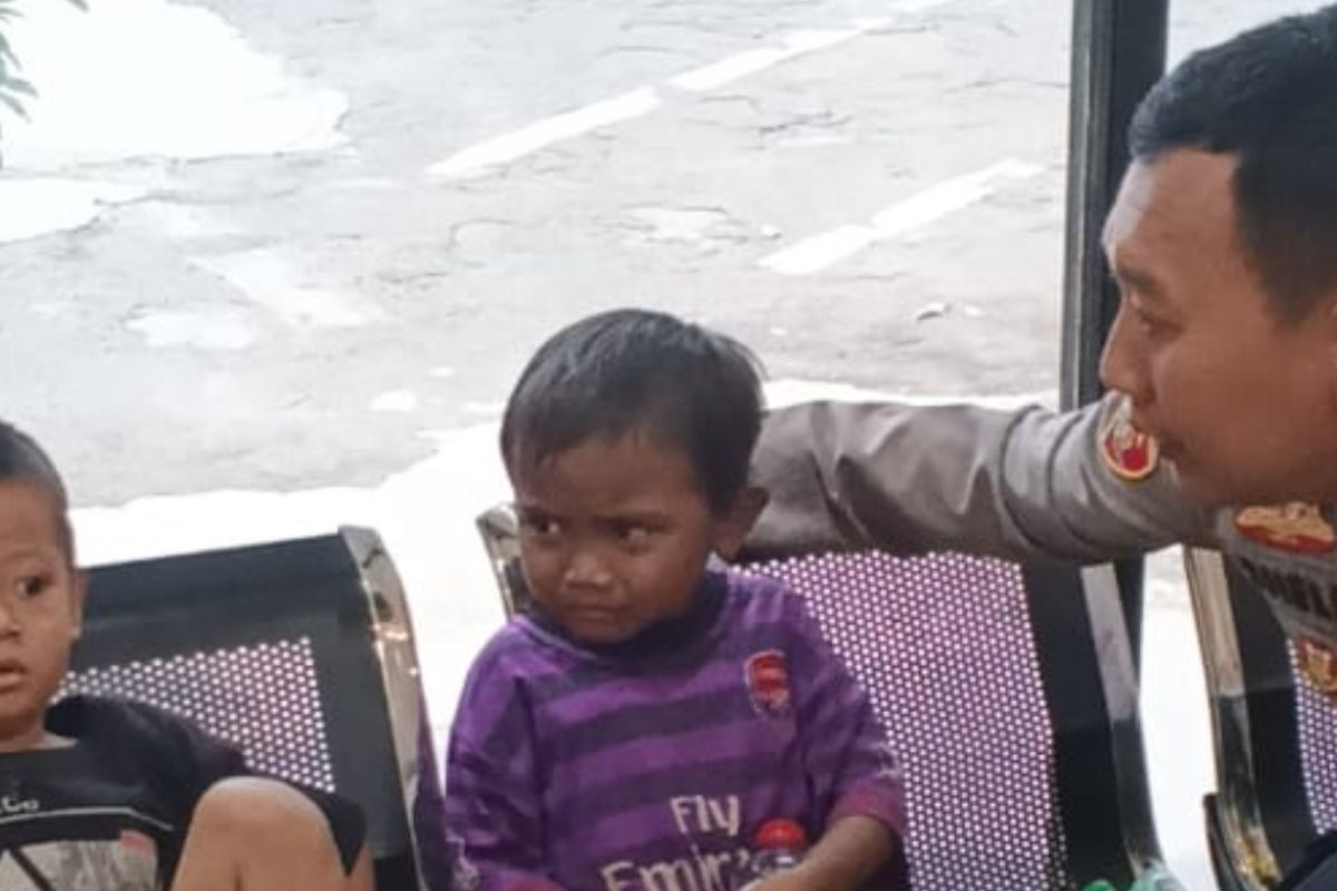 Polisi pertemukan dua anak yang tersesat dengan orang tuanya