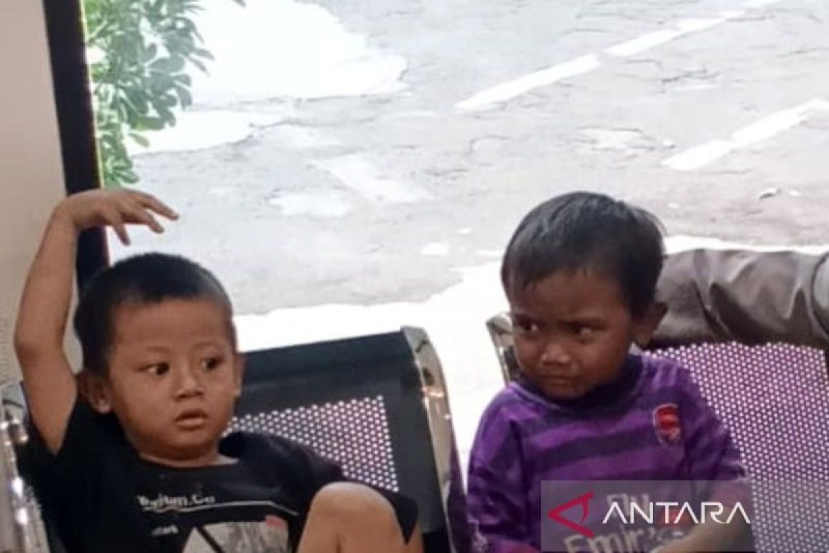 Polisi pertemukan dua anak yang tersesat dengan orang tuanya