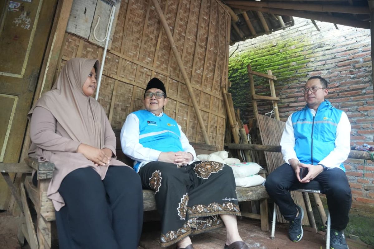 Tangis haru Mardiyah, miliki listrik di rumahnya