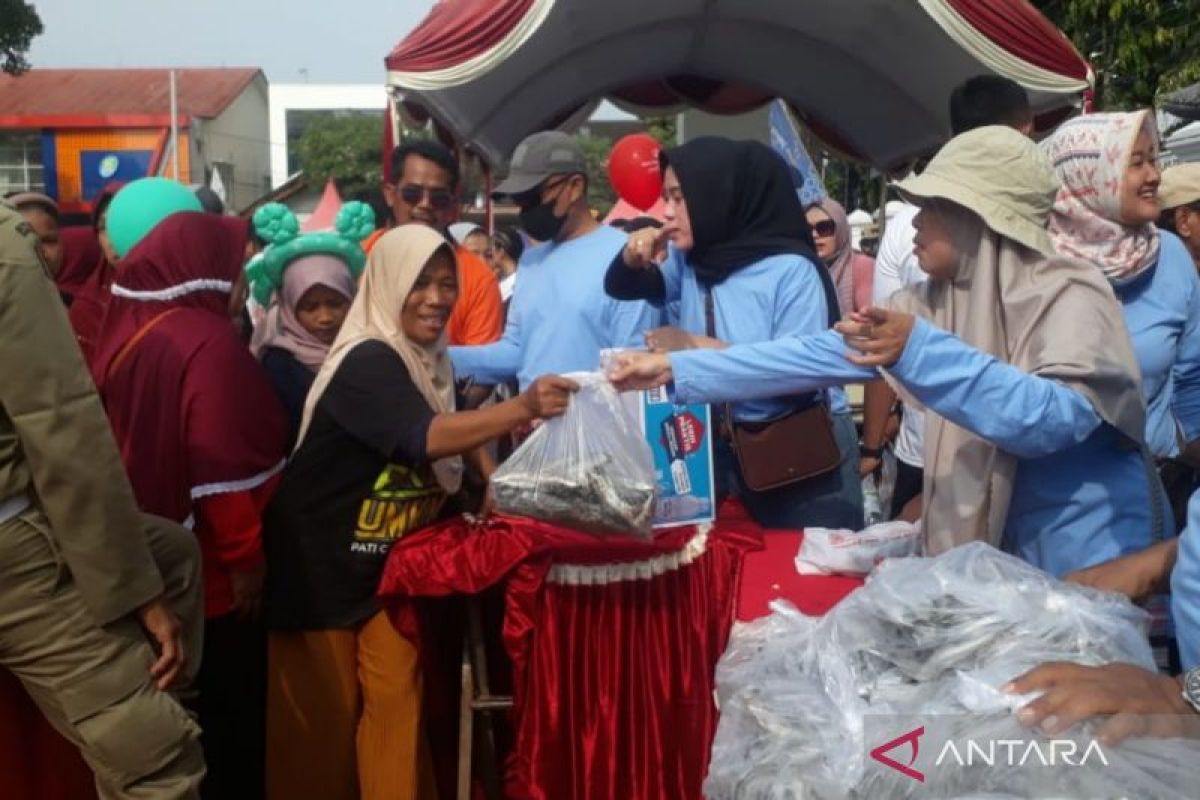 Pemkab Pati bagikan 1.500 paket ikan laut