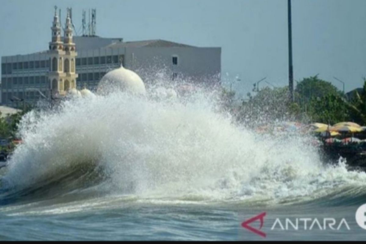 BMKG: Waspada gelombang laut tinggi 6 meter akibat Siklon FINA di RI