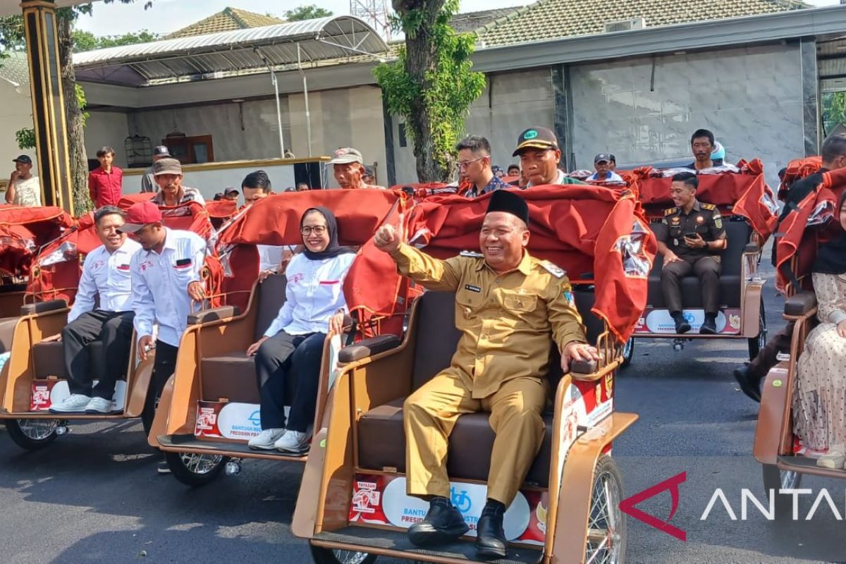 Prabowo donates 2,303 electric pedicabs to elderly drivers nationwide