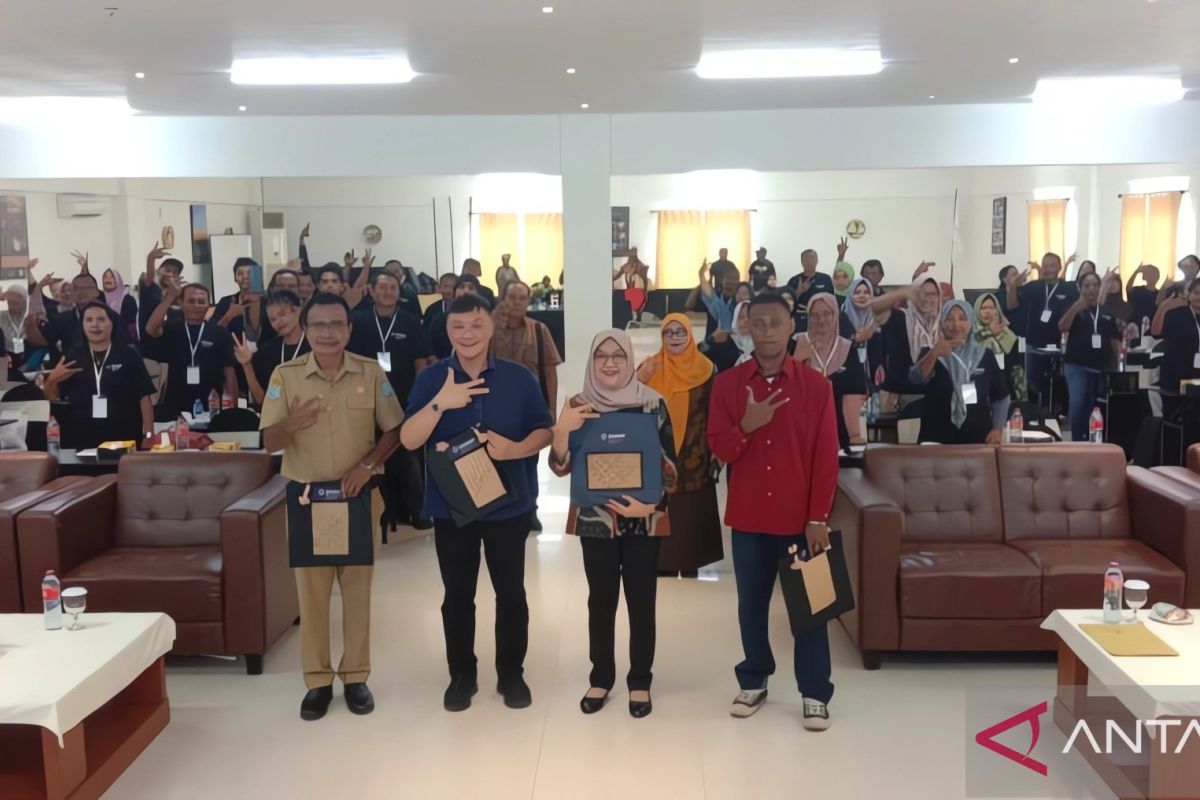 Pemuda Sorong  dilatih promosi produk unggul daerah lewat digitalisasi