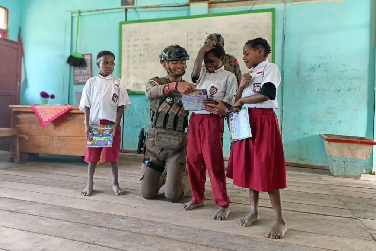 Satgas Damai Cartenz beri buku bacaan untuk anak di Sugapa Intan Jaya