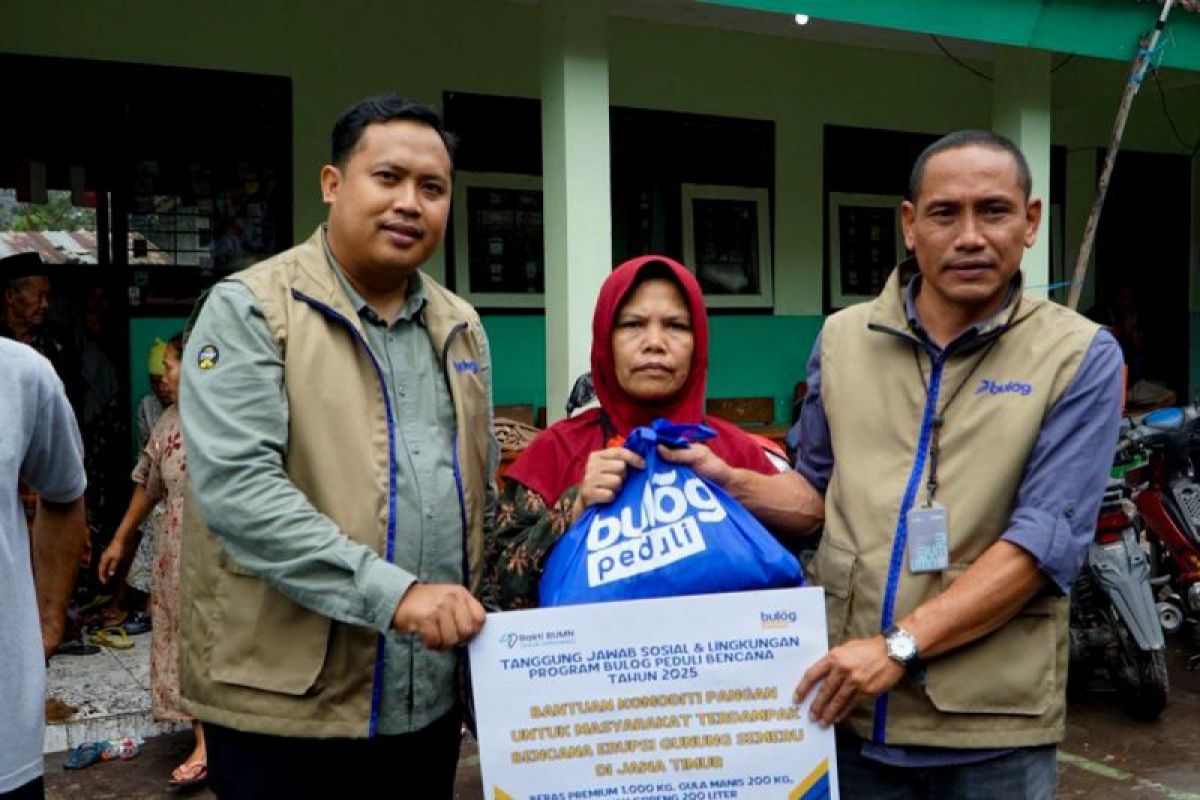Bulog menyalurkan 200 paket bantuan bagi warga terdampak erupsi Semeru