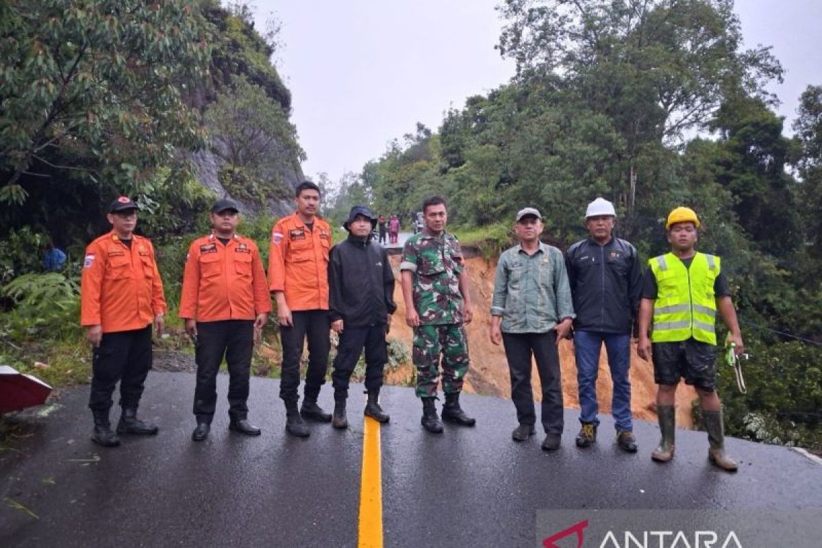 Jalur Batang Toru - Natal terputus, Badan Jalan nasional amblas ke jurang belasan meter dekat Danau Siais