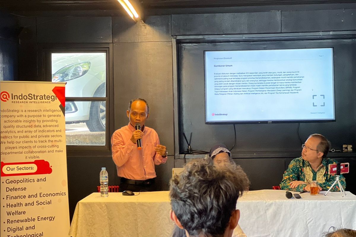 Riset IndoStrategi: Publik respons positif program Kemendikdasmen