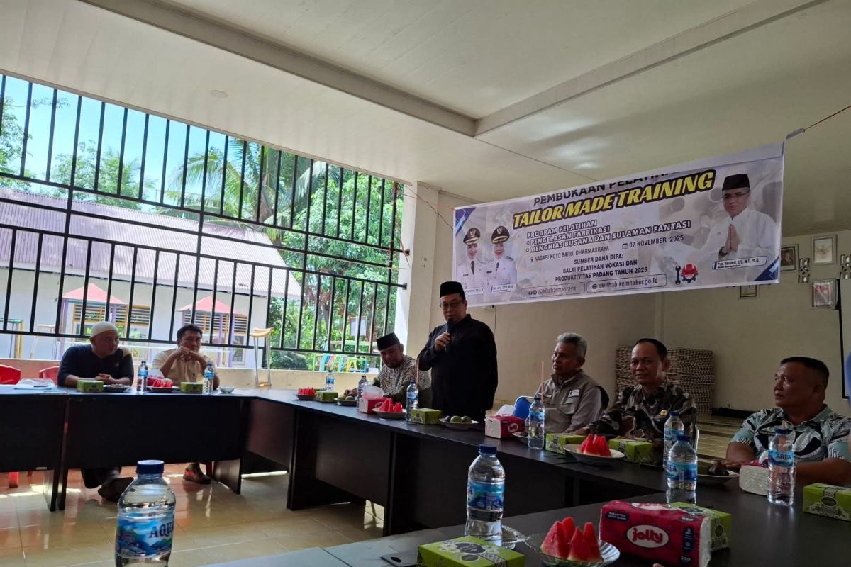 Penjabat Sekda Dharmasraya buka pelatihan menjahit