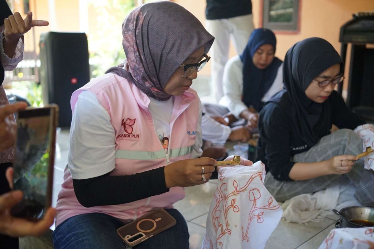 PLN UIW NTB berdayakan perempuan desa lewat program Womenpreneur