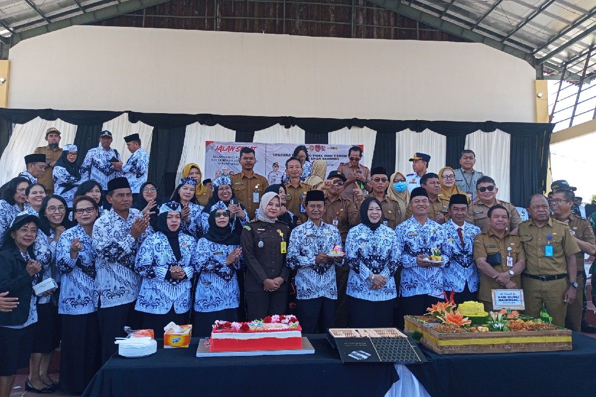 Bupati Kobar minta guru kedepankan sifat inklusif