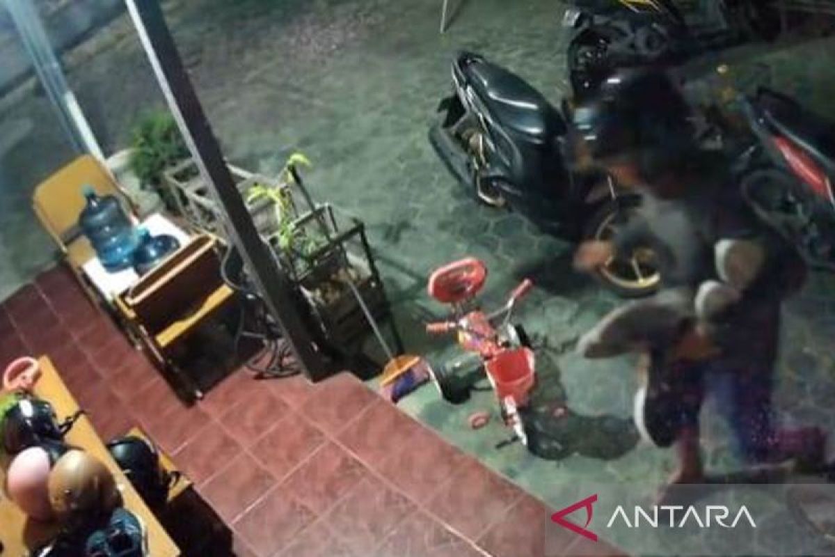 Pencuri sepatu gentayangan di Kapuas, warga mulai resah