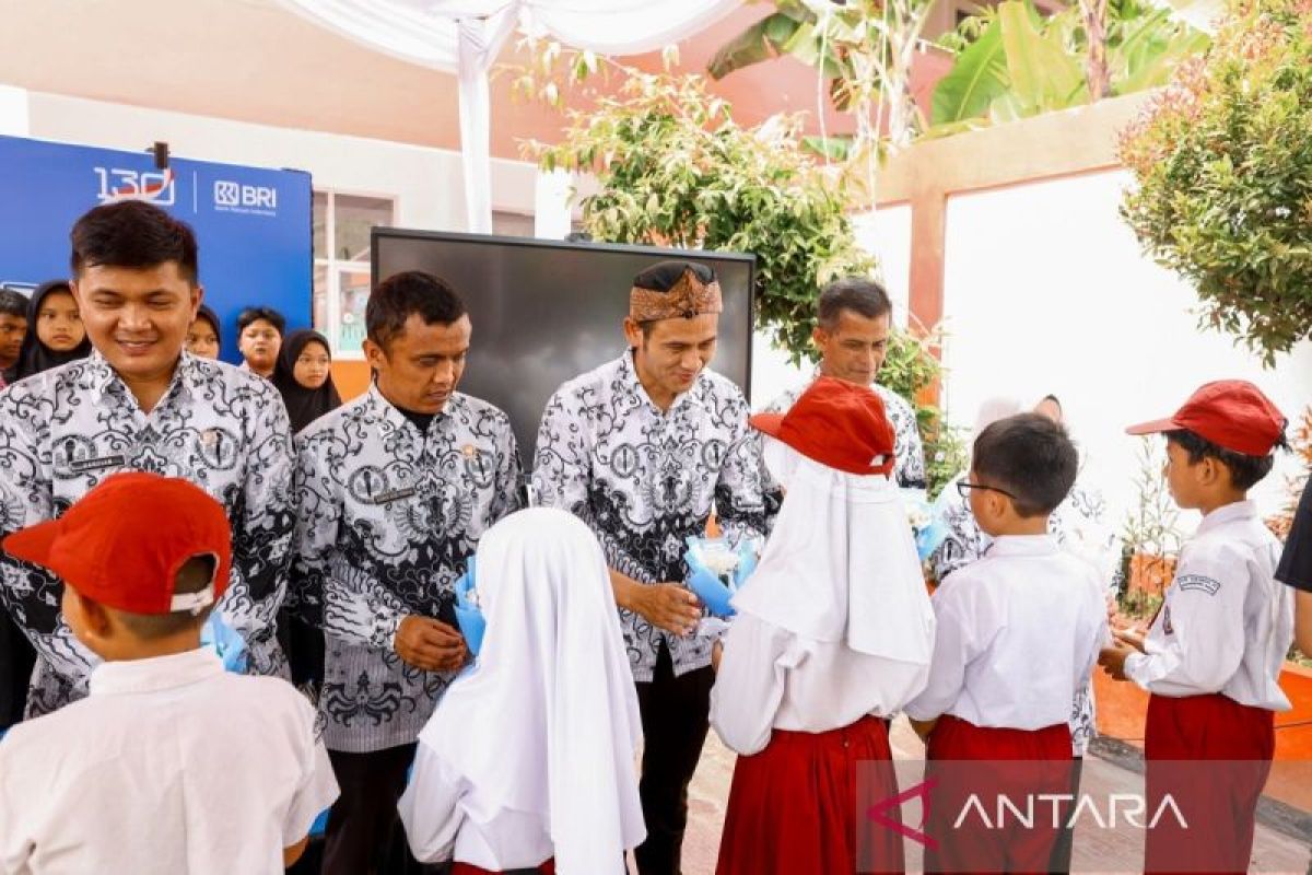BRI Peduli Rayakan Hari Guru Nasional dengan Berbagi Apresiasi di SDN Sukamahi 02 Megamendung