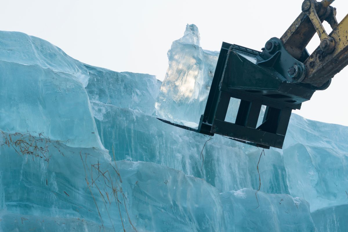 Persiapan konstruksi taman hiburan bertema es dan salju di Harbin