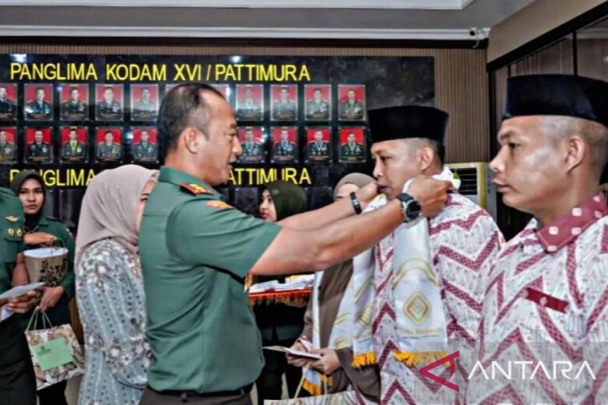 Kodam Pattimura berangkatkan 15 personel militer dan sipil laksanakan ibadah umrah
