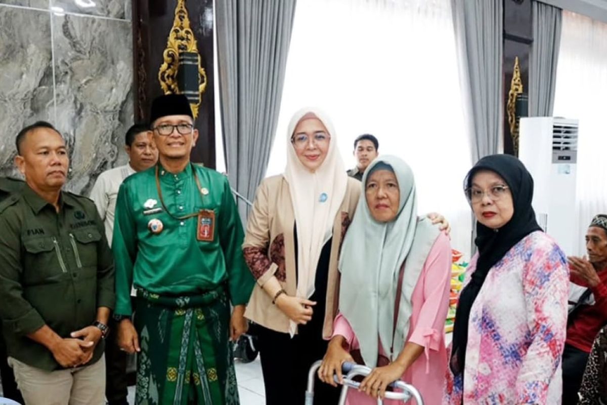 Ketua TP-PKK Batang Hari salurkan bantuan sosial dari central budi Palembang