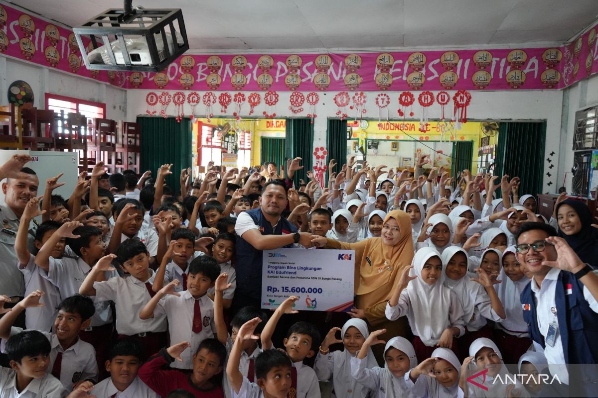 KAI Divre II Sumbar salurkan lebih dari setengah miliar dana TJSL hingga November 2025