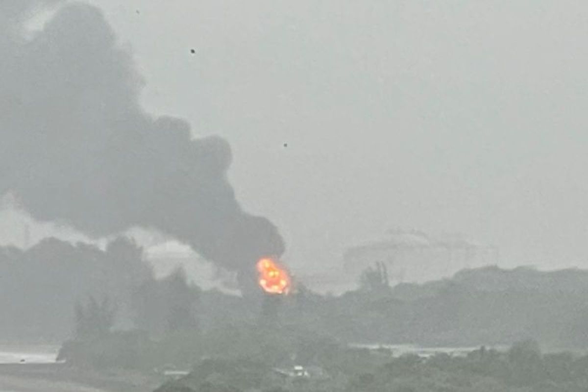 BPBD Lhokseumawe kerahkan dua armada padamkan kebakaran tangki kondensat PGE