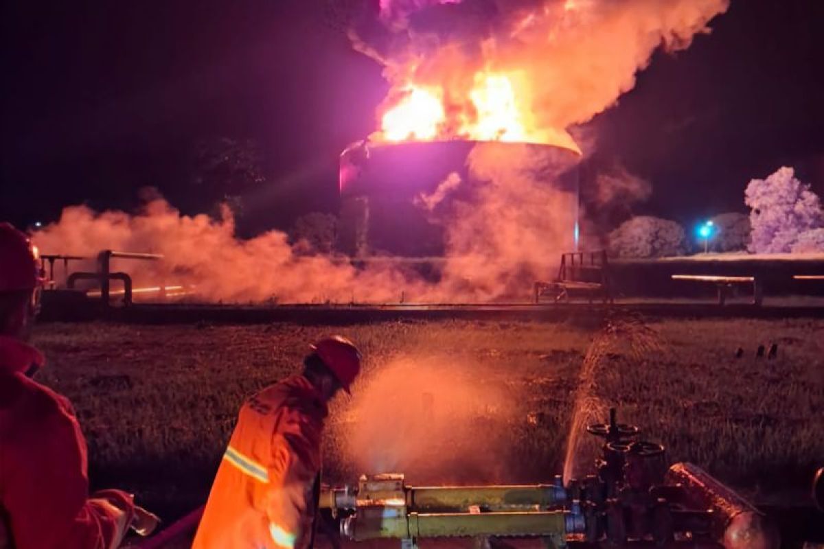 Kebakaran tangki kondensat PGE di Lhokseumawe masih berkobar, diperkirakan padam saat tengah malam