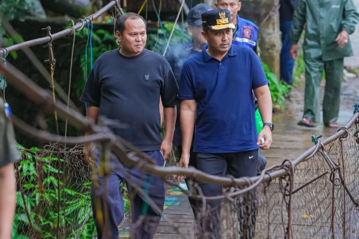 Wagub Sumbar serahkan bantuan darurat untuk warga terdampak banjir di Batu Busuak
