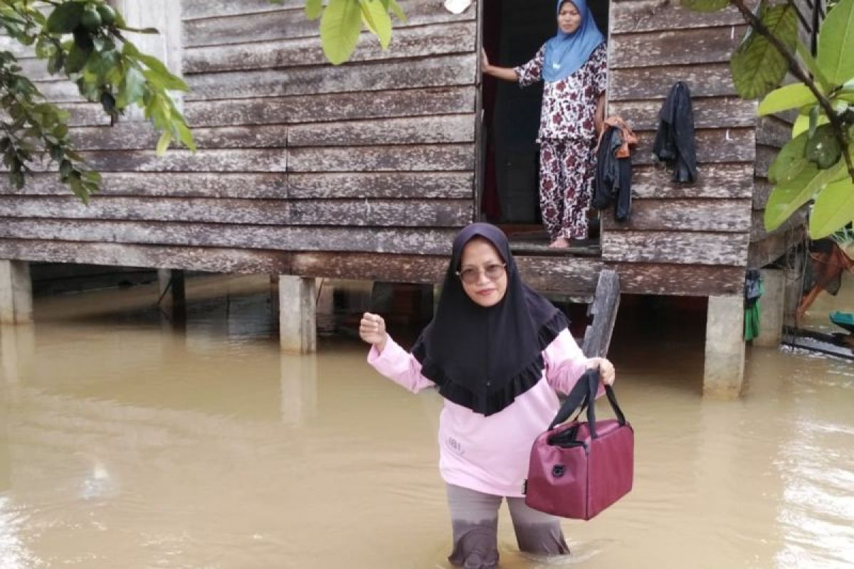 Pemkab Pasaman Barat berikan pelayanan kesehatan kepada warga terdampak banjir