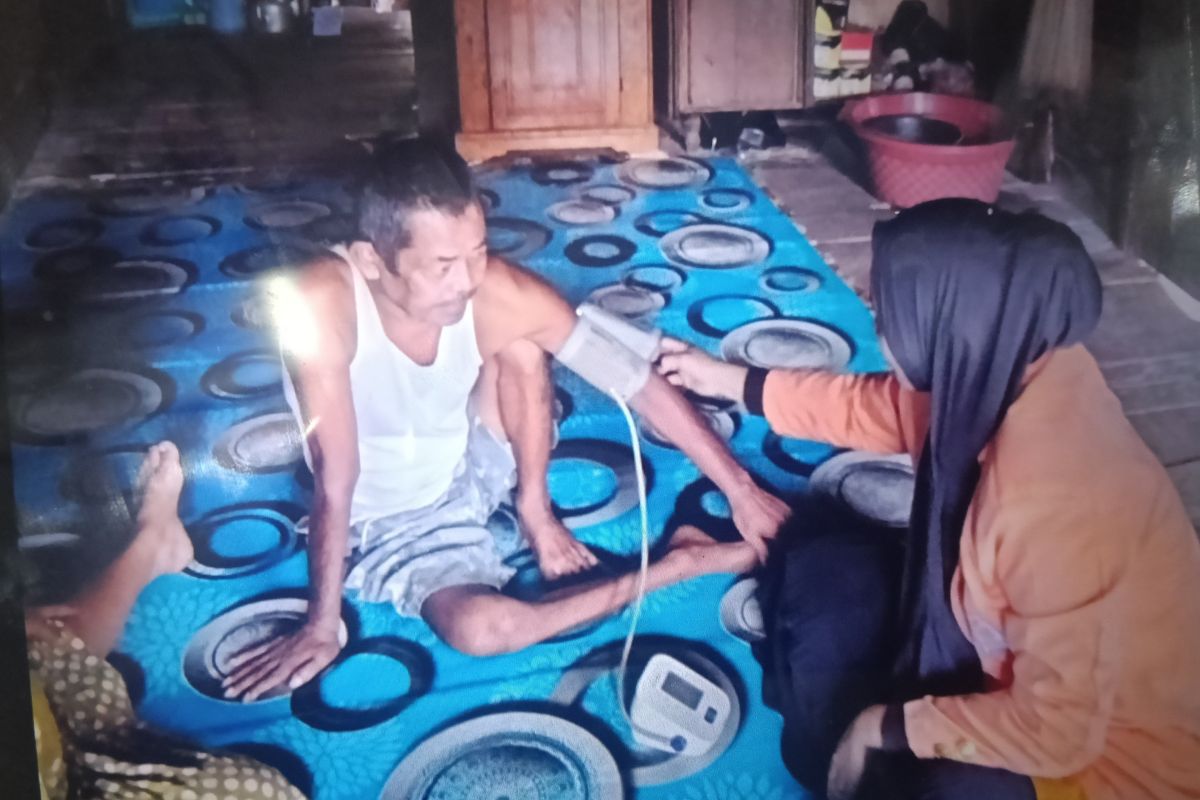 Dinkes cek kesehatan korban banjir Pasaman Barat, tensi hingga gatal