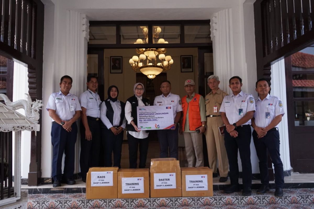 KAI Daop Jember salurkan bantuan untuk warga terdampak erupsi Semeru