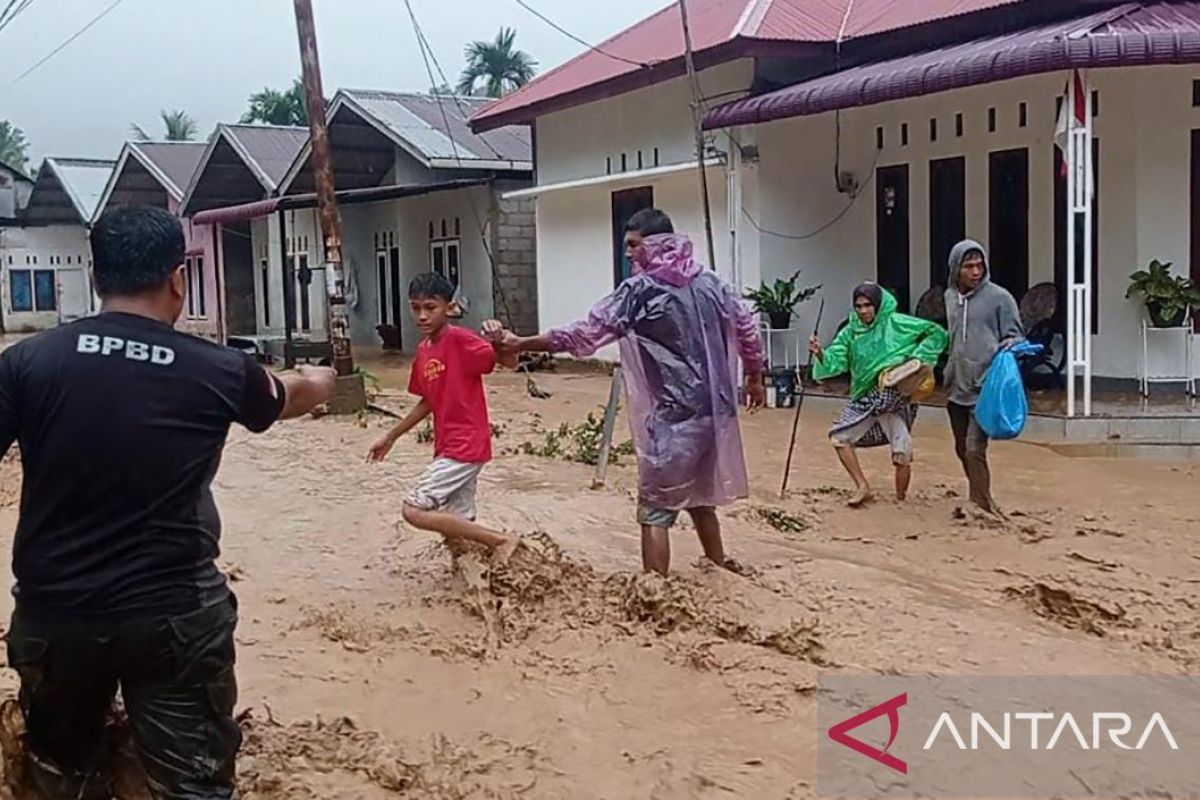Hujan lebat picu banjir di Kota Padang, 50 KK dievakuasi