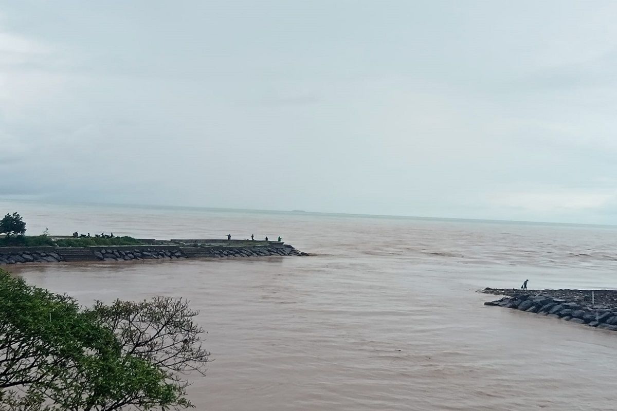 Cuaca ekstreme bikin laut Pantai Padang "terbelah" dua warna