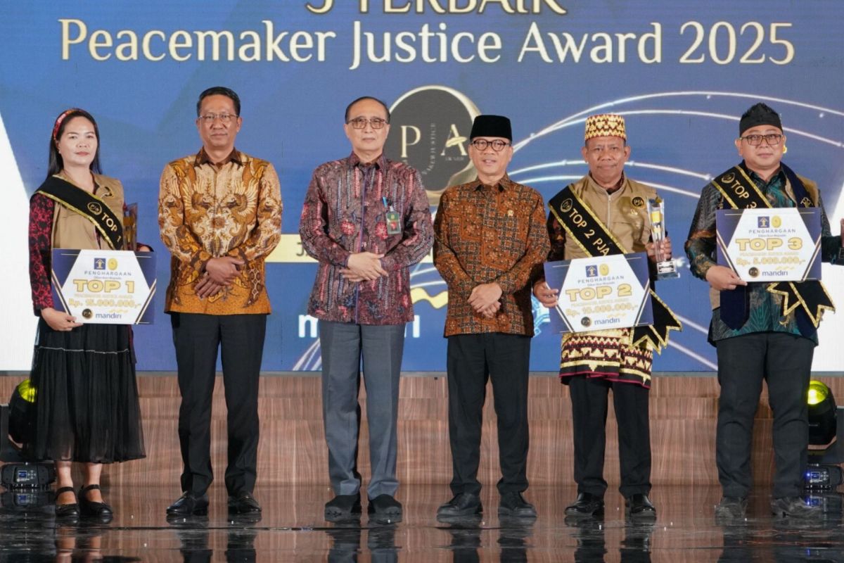 Menkum memberikan penghargaan kepala desa/lurah pelopor penyelesaian kasus