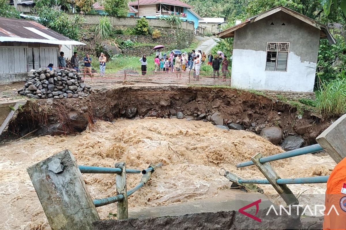 Pemkab Solok, Sumbar serahkan bantuan logistik untuk korban banjir bandang