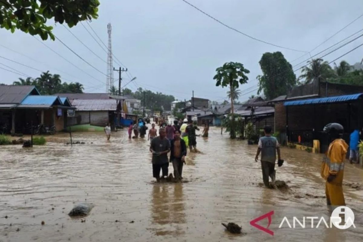 Badai tropis KOTO picu banjir dan longsor, porak-porandakan Sumut