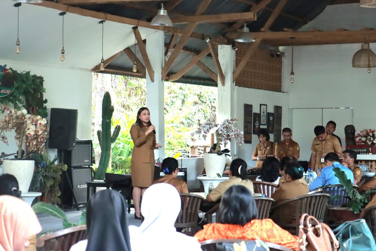 Pemkot Kupang menyalurkan dana beasiswa PIP bagi 1.289 siswa SD dan SMP