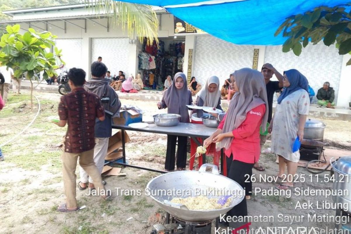 Wisata Aek Sijornih buka dapur umum untuk pengguna jalan terjebak banjir di Tapsel