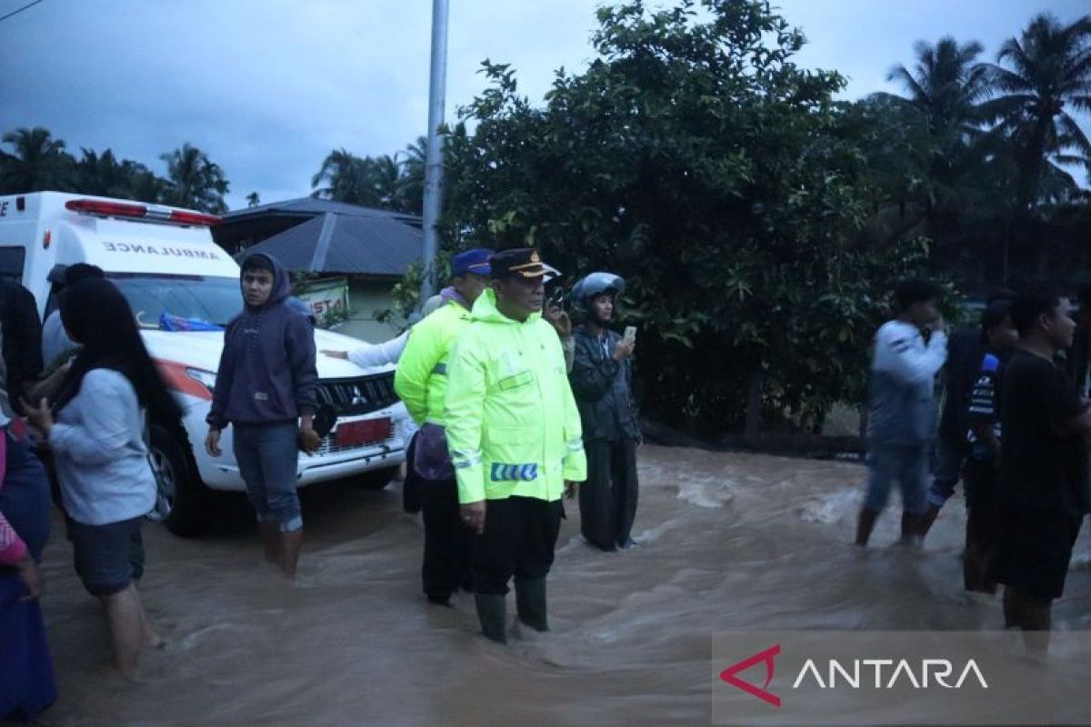 Air Sungai Batang Pasaman kembali meluap arus lalu lintas terputus total, Polres Pasaman Barat turunkan personel bantu warga (Video)