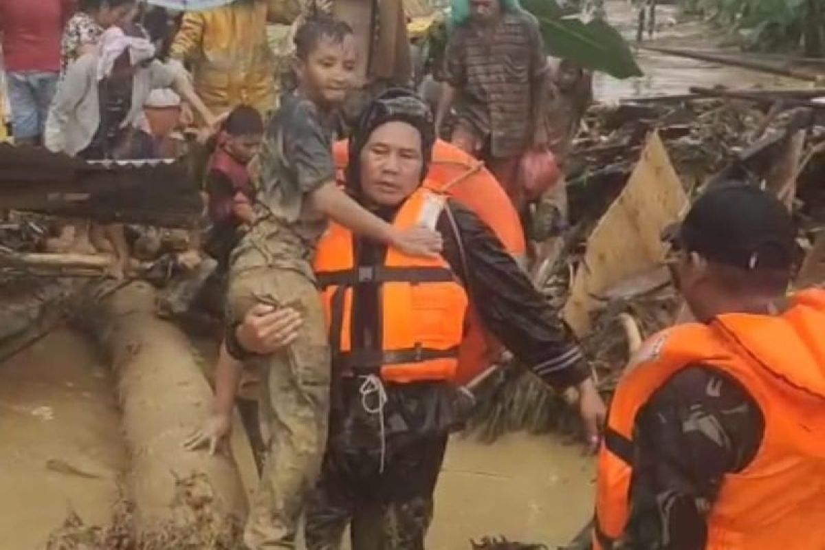 Koramil 01/BT Bantu evakuasi warga terdampak banjir di Batangtoru