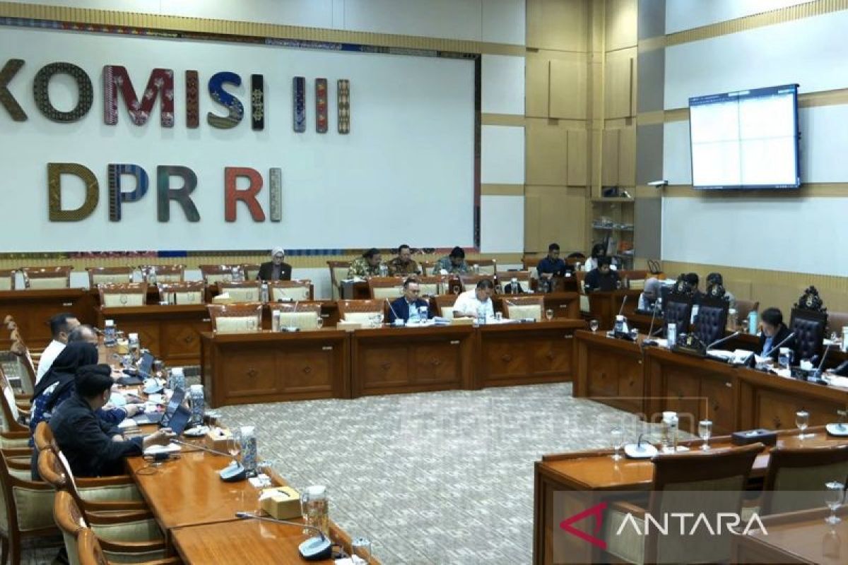 Politik kemarin, bandara baru Situbondo hingga RUU Penyesuaian Pidana