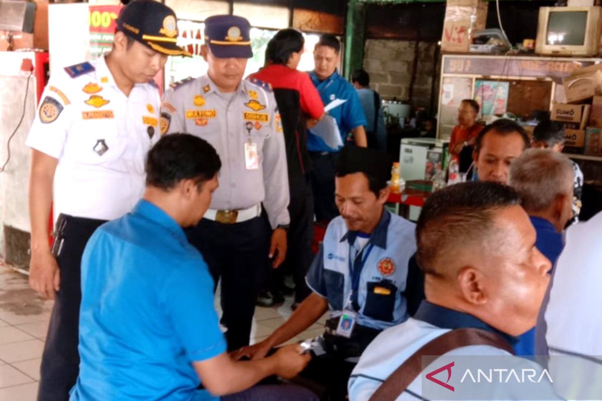 Cegah narkoba, BNNP DKI tes urin ratusan pramudi JakLingko di Jaktim