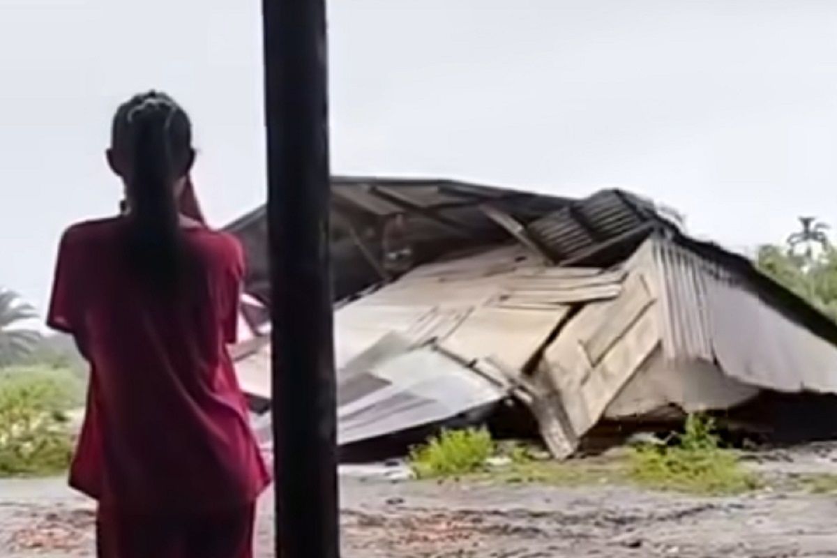 Satu unit rumah hanyut dihantam luapan air sungai di Kinali Pasaman Barat