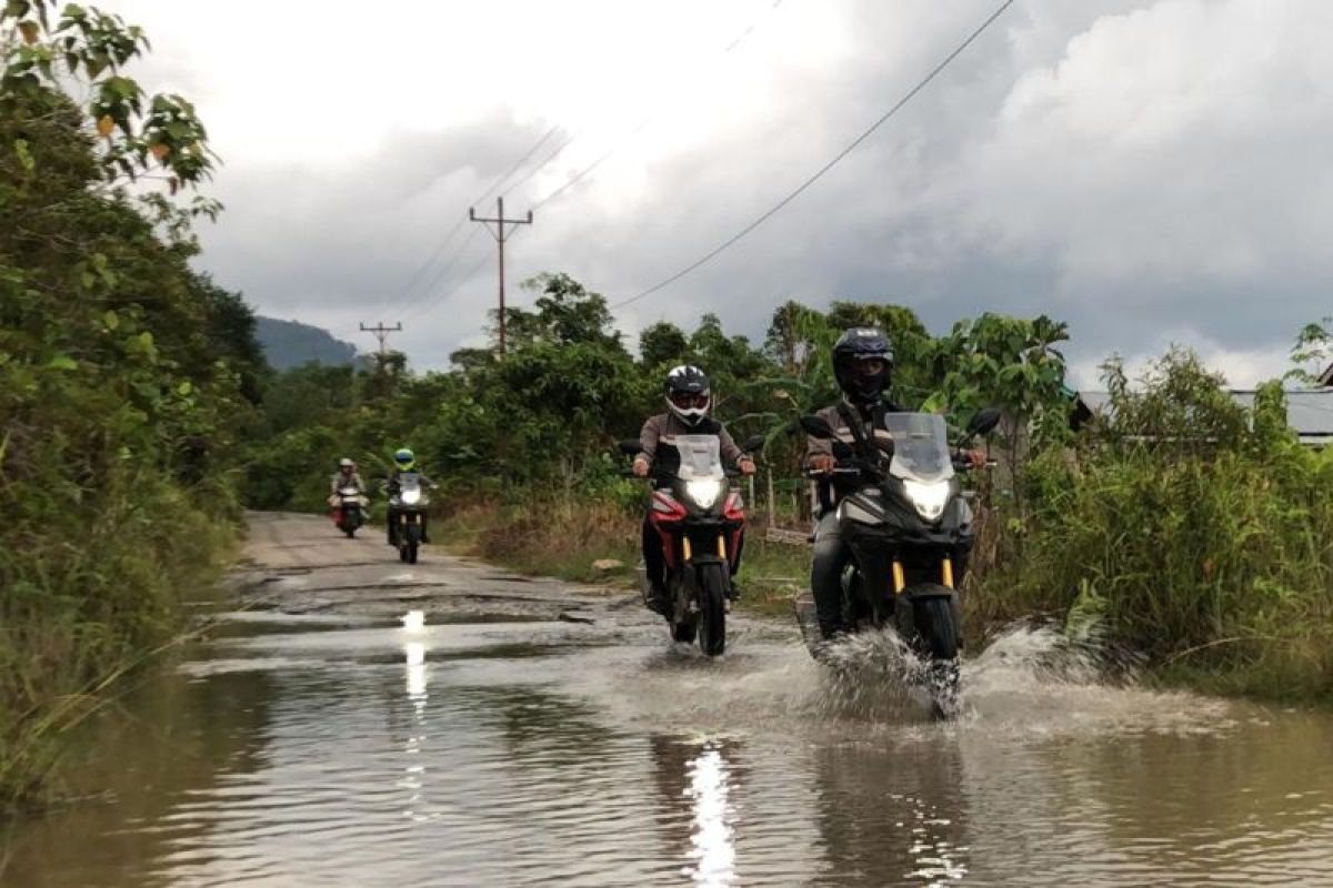 Instruktur safety riding Asmo Kalbar berikan tips Cari_aman di penghujung tahun 2025