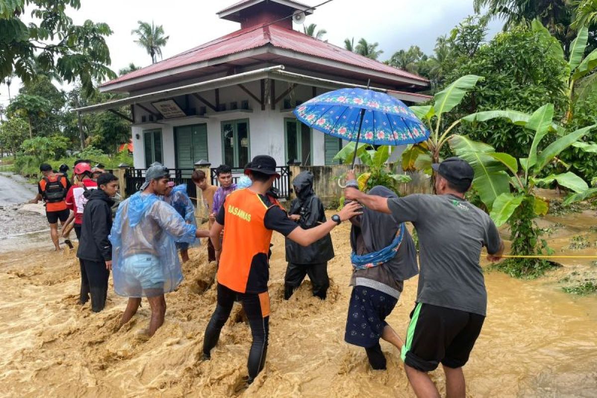Basarnas Padang kerahkan tiga perahu karet evakuasi warga Agam (Video)