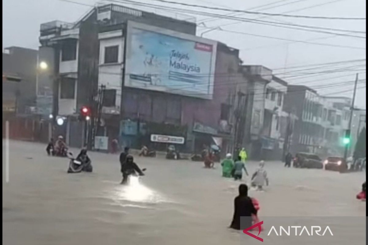 Hujan & sungai meluap picu banjir pada sejumlah wilayah di Kota Medan
