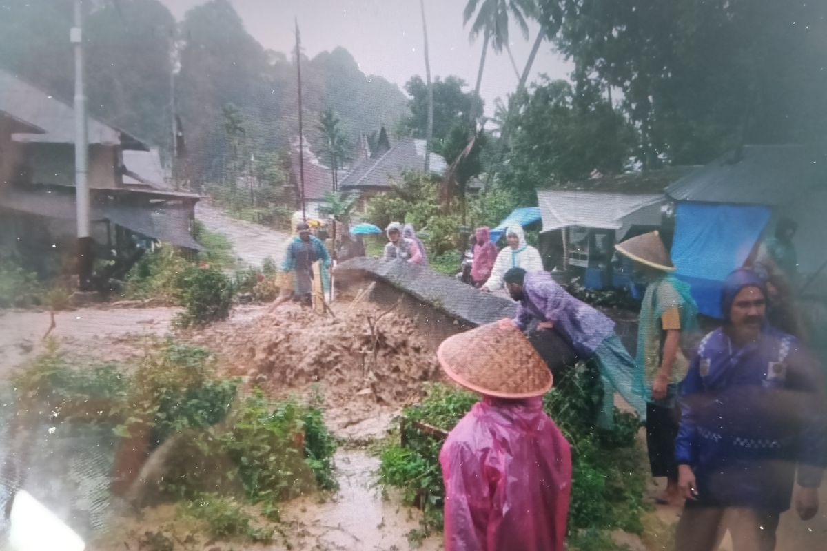 Terputus, jalan nasional Padang-Pasaman Barat terendam banjir 30-70 cm