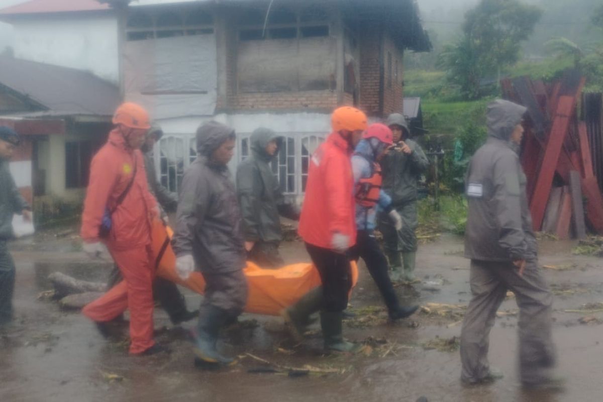 10 warga ditemukan tewas akibat banjir bandang di Agam Sumbar