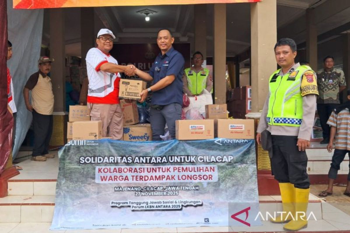 ANTARA bantu warga terdampak longsor dengan menyalurkan bantuan di Jateng