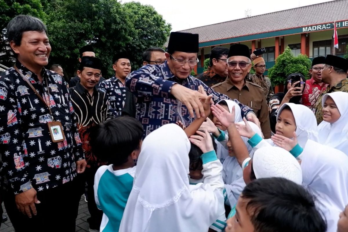 Menag kunjungi madrasah pembangunan pastikan amanat presiden