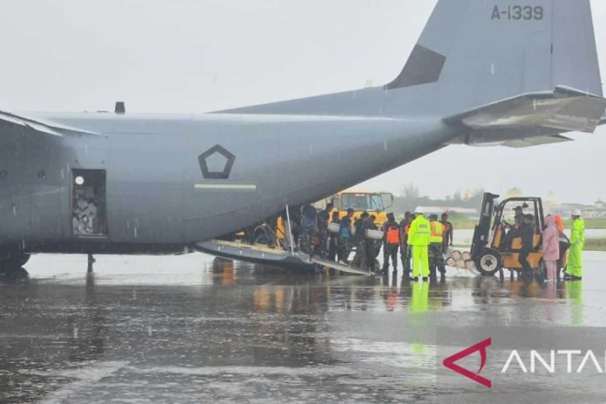 TNI pulihkan jaringan listrik di lokasi banjir wilayah Aceh 