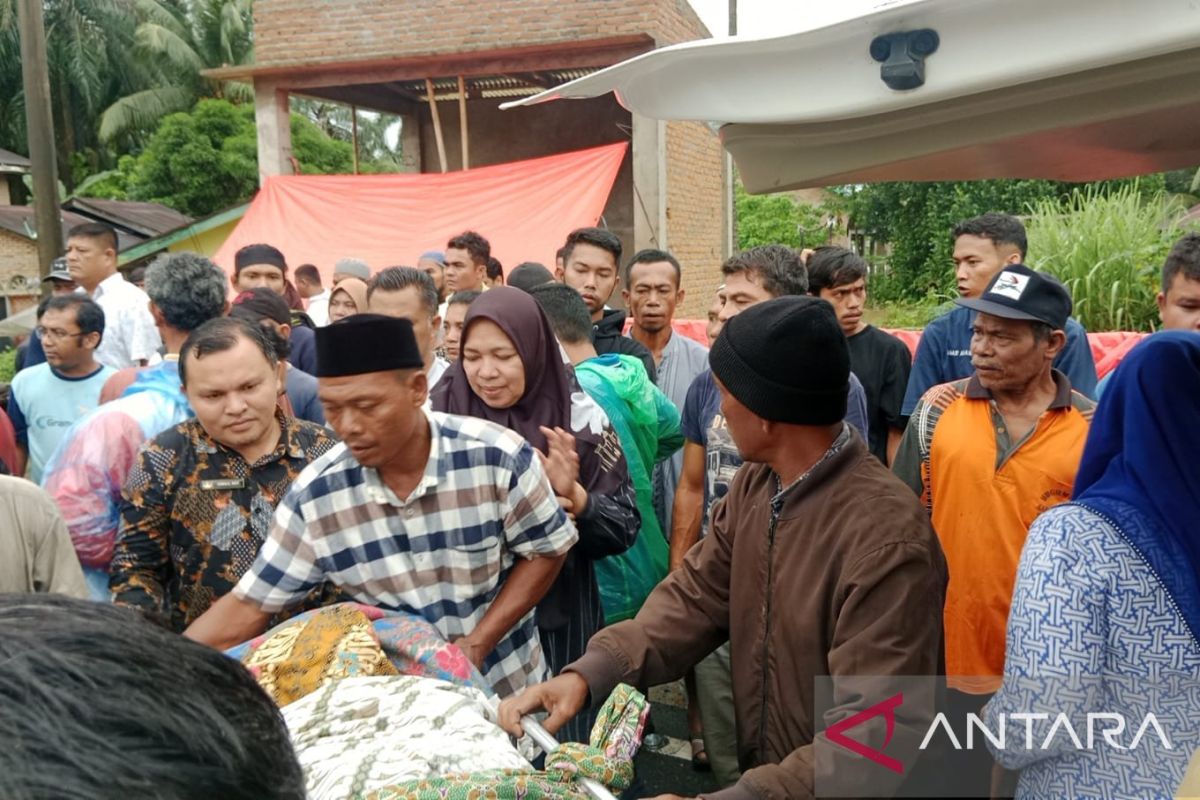 Satu jenazah kembali digotong lewati banjir Sungai Batang Pasaman