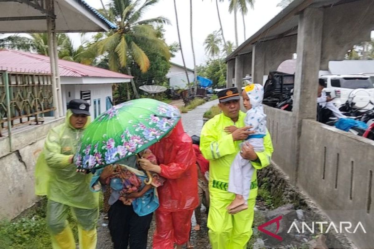 Tim gabungan Polres Pasaman Barat evakuasi warga terjebak banjir di Kampung Nelayan Sasak (Video)